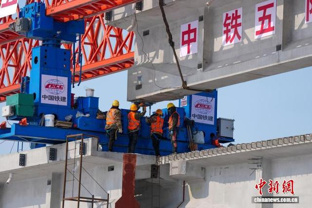 新建同江特大桥施工现场，施工工人调节T型梁。 史轶夫 摄