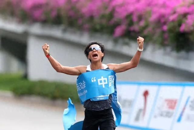 2025年11月，何杰在比赛中冲线后，庆祝夺冠。图源：新华社