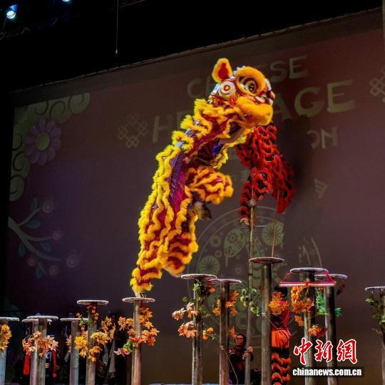 2025年1月，光辉龙狮体育会在万锦市表演高桩舞狮。受访者供图