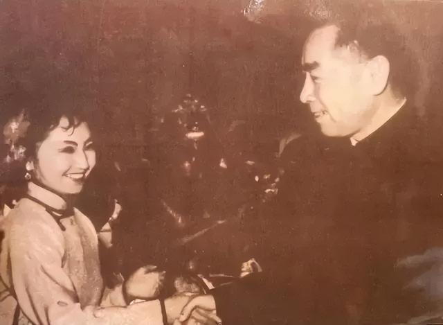 ▲ 1962年，周恩来总理接见赵履珠等演员