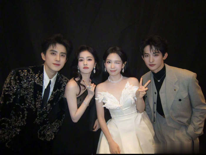  当然，这一切仍然只是网络上流传的版本，特别是飞行嘉宾阵容，还存在着不少变数。但即便如此，有了李晨、郑恺、白鹿等元老的回归，《奔跑吧14》仍然是一档令人期待的节目。你对这档新一季的《奔跑吧》有何看法？欢迎大家私信留言，共同讨论！