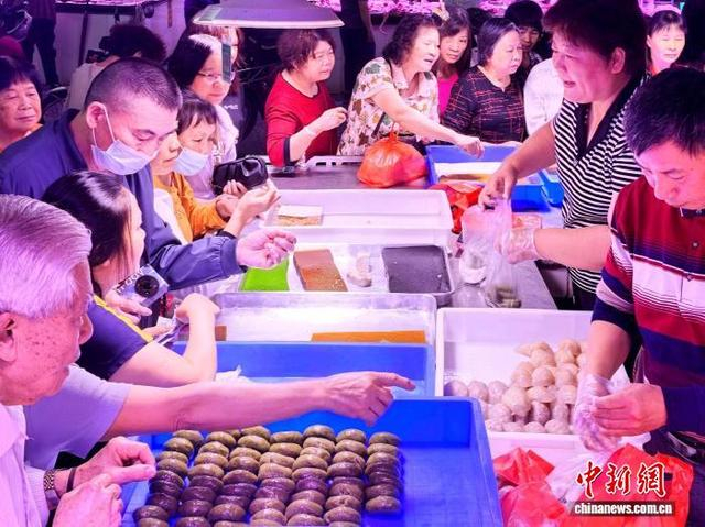 3月20日，广东台山市台城街道新宁市场，市民在选购应节糕点。李晓春 摄