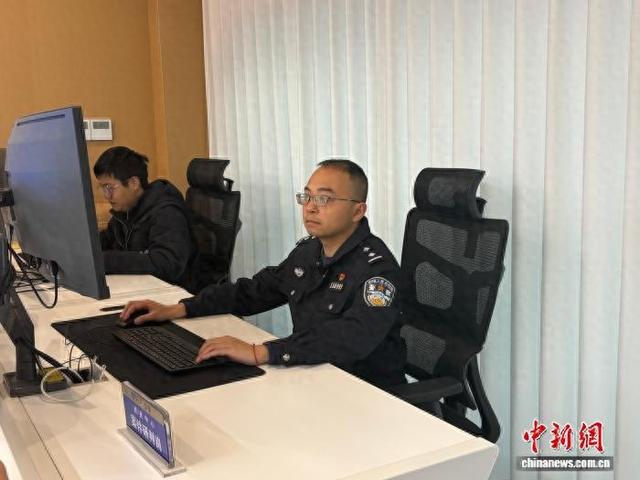 图为雅安市公安局民警在电脑前进行数据分析。 单鹏 摄