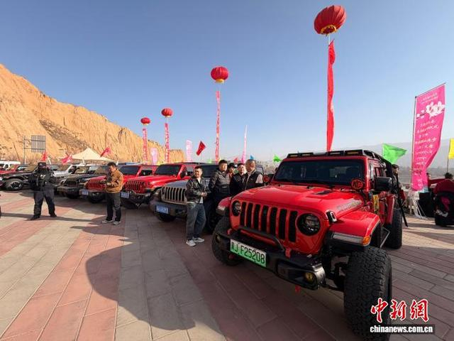 图为自驾车队整装待发。李江宁 摄