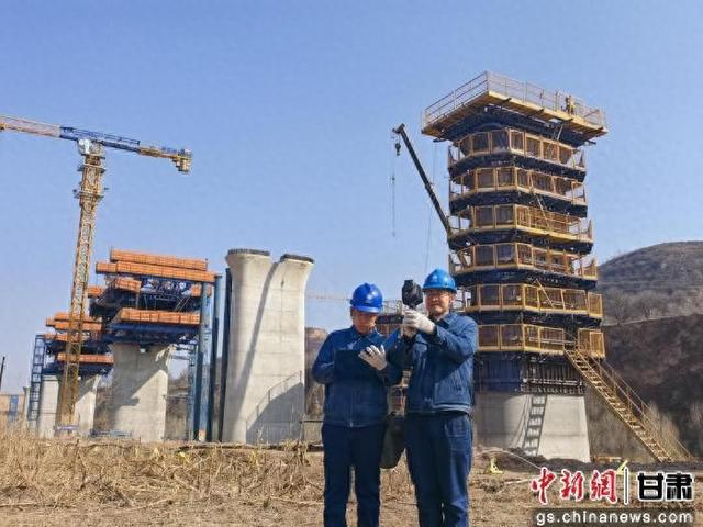 电力工作人员为平庆铁路镇原段建设用电保驾护航。李芳娟 摄