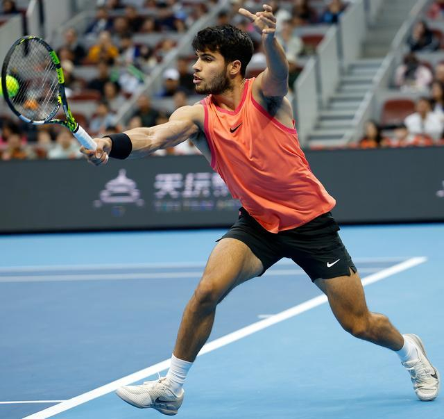  10月2日，阿尔卡拉斯在比赛中回球。新华社记者 王丽莉 摄