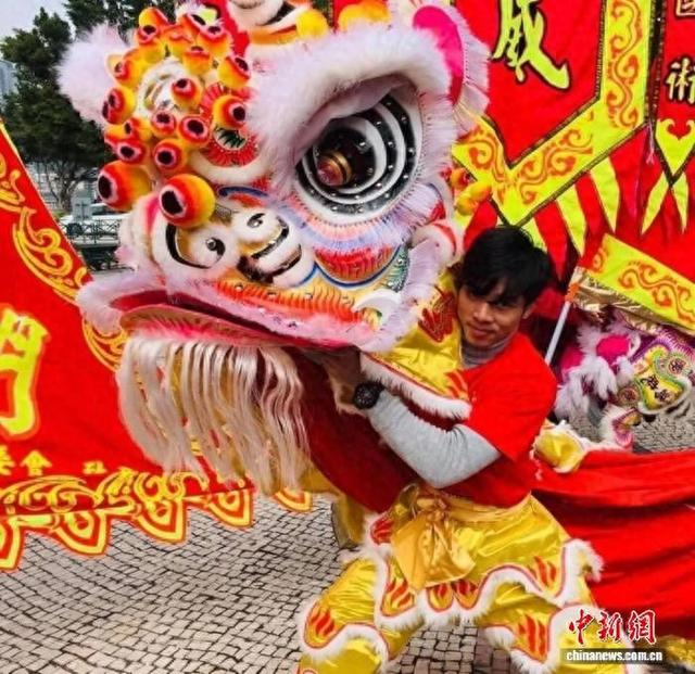 李鹰权在舞狮。受访者供图