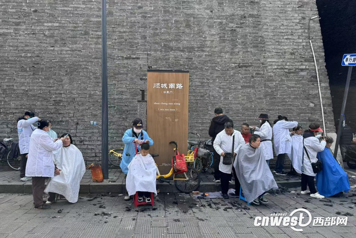 顺城南路的小南门早市搭起简易剃头摊。