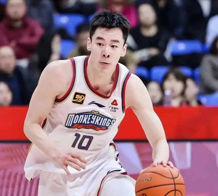 标题里的槽点或许是这样的：当一个能单场轰下42分的大个后卫站在门外时，我们该相信这是为了团队，还是只是因为“不够全能”？在你看来，是该用最锋利的刀去拼，还是用最稳的盾去守？这才是值得我们继续讨论的焦点。