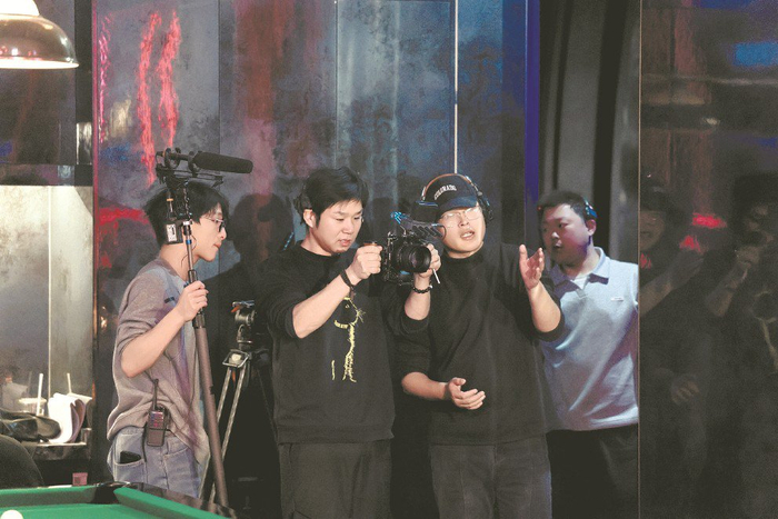 导演和团队商讨拍摄方案。（均受访者供图）