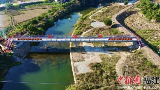 一座连接枫慈溪两岸的幸福桥。严鹏飞 摄