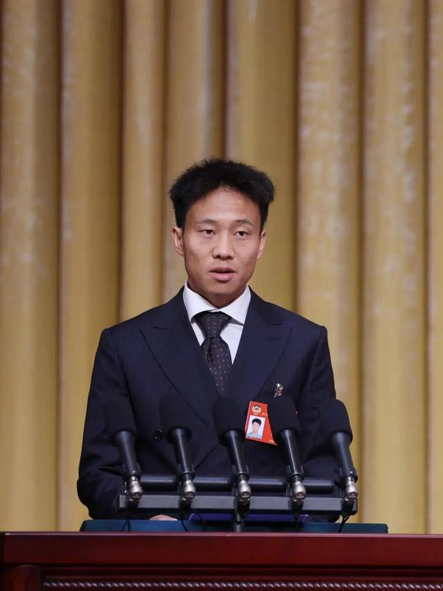何杰在政协会议上发言。图源：华兴时报