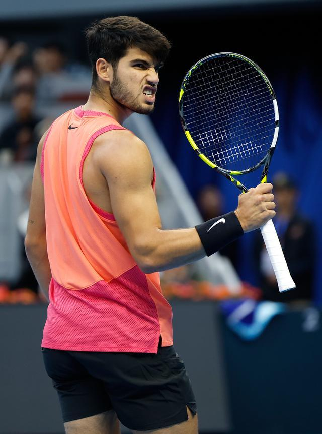  10月2日，阿尔卡拉斯在比赛中庆祝得分。新华社记者 王丽莉 摄