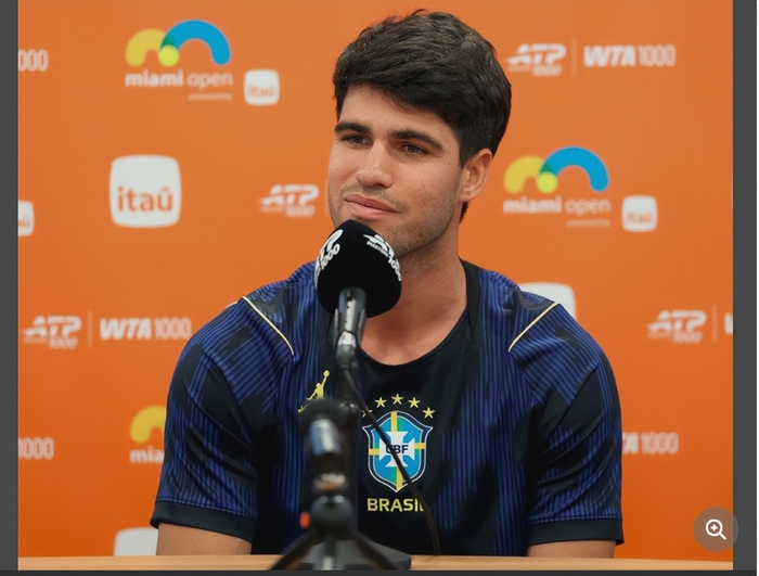 出席发布会的卡洛斯·阿尔卡拉斯