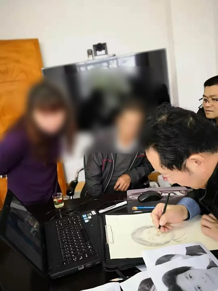 ▲林宇辉为“梅姨”画像时。 受访者供图