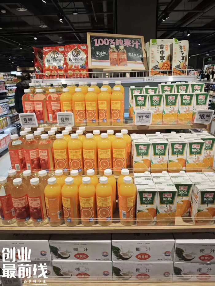 图 / 货架上100%浓缩还原果汁