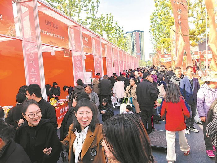     活动现场人头攒动。