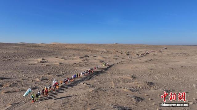 2026年春季以来，来自海内外志愿者积极投身“请到民勤种棵树”公益活动，扛着铁锹和树苗向沙漠深处挺进。聂兵远 摄