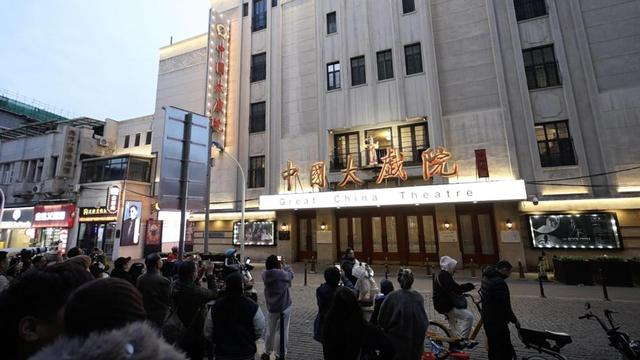 在天津中国大戏院二楼阳台，京剧经典《霸王别姬》精彩上演，吸引路人驻足欣赏。新华社记者 刘润芝 摄