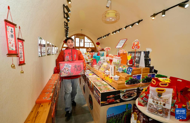 2月3日，宁夏固原市西吉县龙王坝村供销合作社内，工作人员搬运货物。新华社记者 杨植森 摄