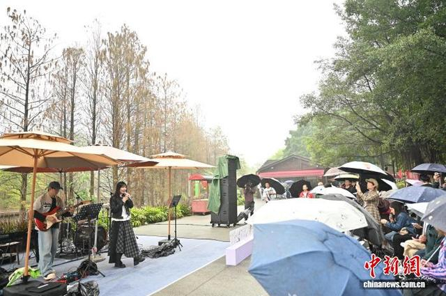 图为台湾乐队演唱原创音乐。中新社记者 陈楚红 摄 