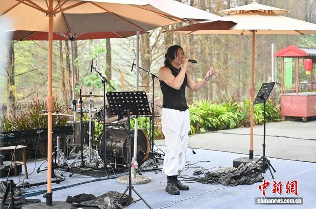 图为台湾音乐人演唱原创音乐。中新社记者 陈楚红 摄 