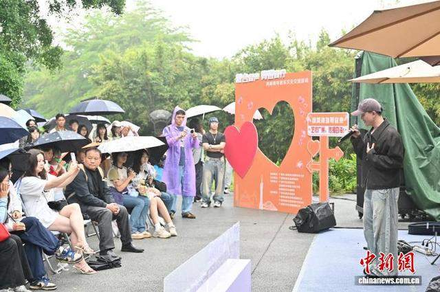 图为台湾音乐人演唱原创音乐。中新社记者 陈楚红 摄 