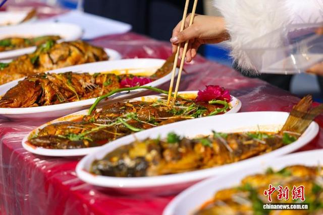 3月20日，内蒙古托克托县，2026呼和浩特黄河开河民俗文化周开幕式现场烹制的炖开河鱼。 乌力更 摄