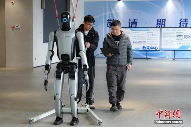 3月19日，工作人员带机器人扫描应用场景。 王伟臣 摄