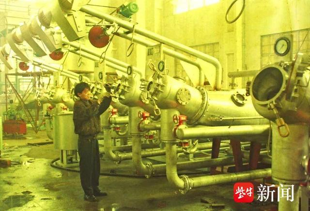 前洲染整工人工作的老照片