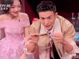 邓男子春晚魔术被揭秘！戒指穿越咖啡杯把手，希林娜依高：真没演