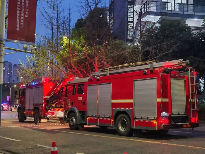 消防车赶到现场。图/封面新闻