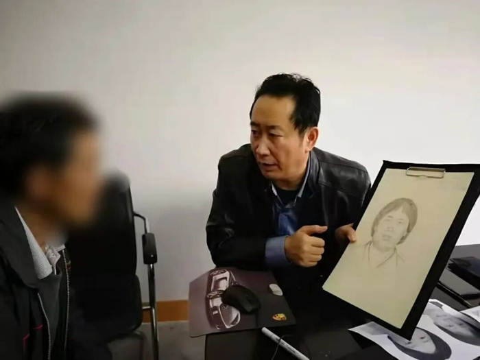 ▲林宇辉和老人了解情况。 受访者供图