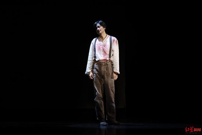 《枕头人》周一围剧照