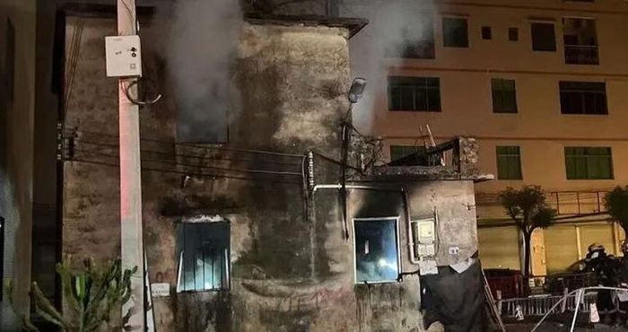 只因捡废品被拦，他竟放火烧了别人的房！