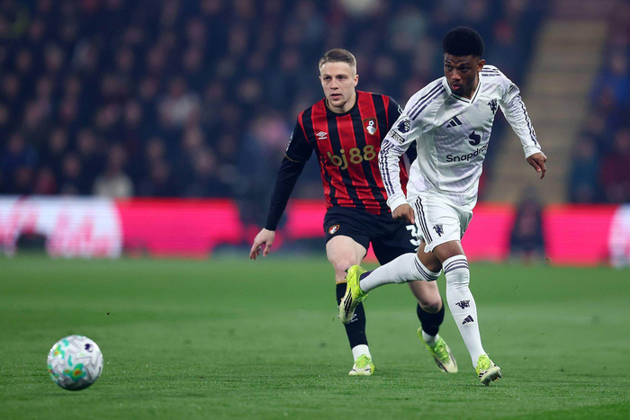 迪亚洛（右）被犯规却没能为曼联赢得点球