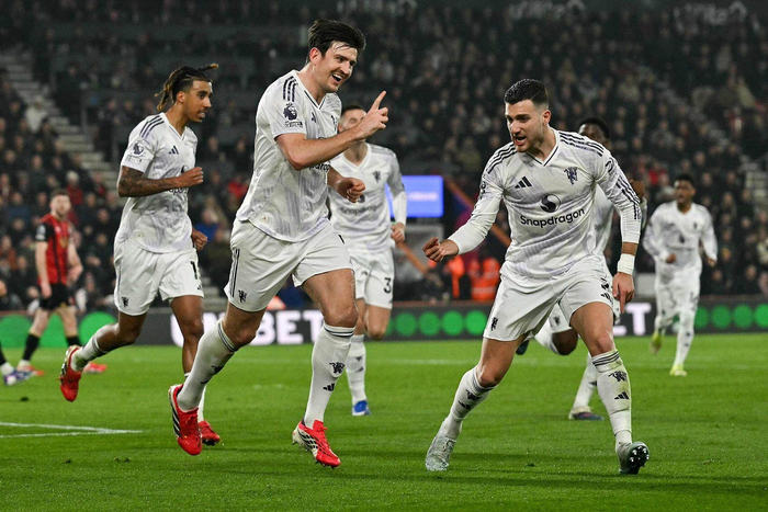 马奎尔（左二）除了吃到红牌和送出点球，还制造对手自摆乌龙，帮助曼联以2比1领先