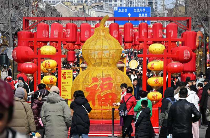 ▲2026年2月17日大年初一，游客在青岛市中山路步行街游玩。 图/新华社