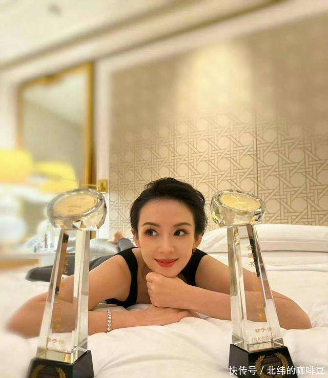  虽然部分人质疑这些奖项的含金量，但不可否认的是，澳门国际电影节的提名名单，仍然被认为是华语影视年度的重要参考。《酱园弄·悬案》共获得了7项提名，其中包括易烊千玺男配角、杨幂女配角的提名，这也反映了该作品及其演员受到了广泛关注。 总的来说，章子怡凭借在2025年澳门国际电影节的表现斩获了金莲花影后奖，至此，她已累计获得五个金莲花奖杯，其中包括四次影后奖和一次导演奖。她的获奖历程如下：第9届影后《罗曼蒂克消亡史》；第10届影后《无问西东》；第14届影后《我和我的父辈》；第14届导演奖《我和我的父辈》；第16届影后《酱园弄·悬案》。 从华语影视的奖项来看，章子怡无论是在一线还是二线的奖项中，都有过不小的斩获，凭借她出色的表演，稳稳地占据了影视圈的重要位置。