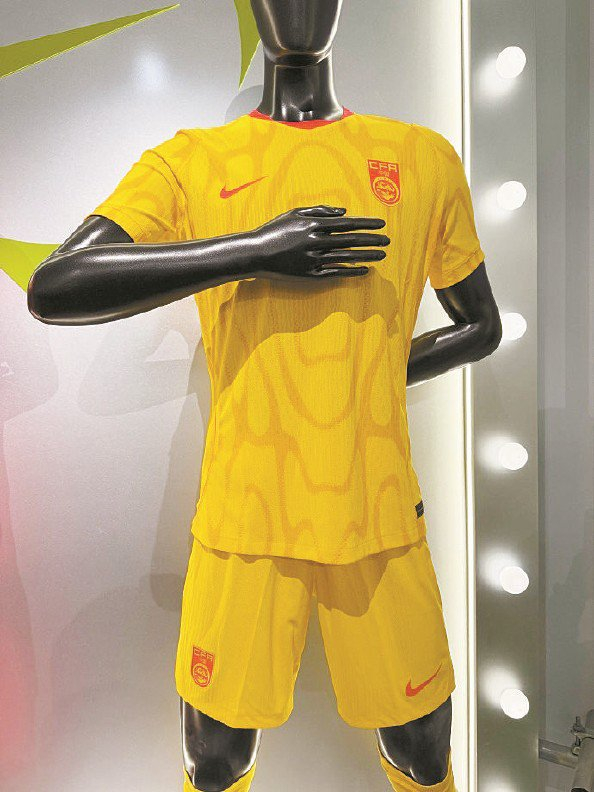             国足新款比赛服颜色改为红色和黄色          