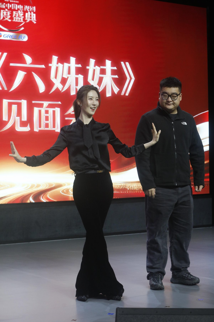 曹斐然跳霹雳舞。