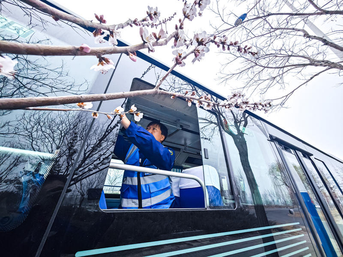 北京公交集团保修分公司工作人员检修车辆。 受访者供图