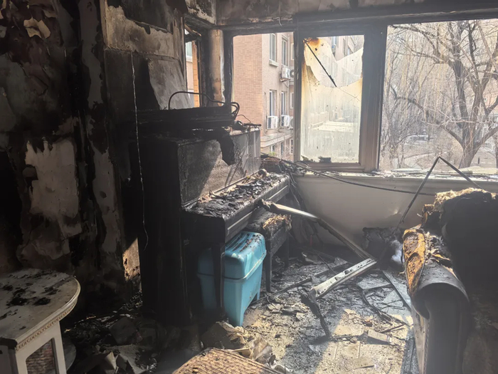 蜡烛引燃了钢琴周边堆积的可燃物，火势迅速蔓延，屋内物品被烧毁。朝阳消防供图