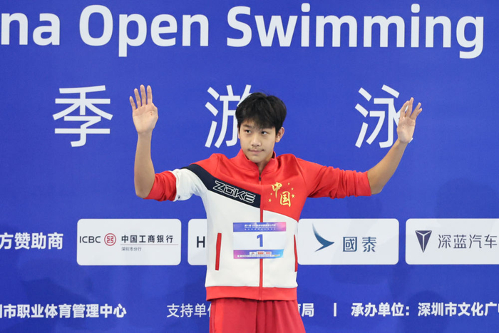 3月20日，张展硕在领奖台上向观众致意。新华社记者 梁旭 摄