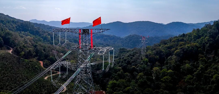 中老500千伏联网工程输电导线在中国云南磨憨镇与老挝琅南塔省交界处实现高空物理联通。高吴双 摄