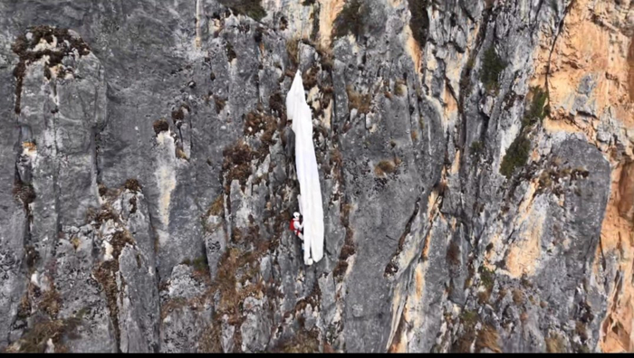 女子跳伞挂在150米高悬崖5小时获救，当事人：舅舅现场吓出了高血压，事前有过报备，感谢救援人员