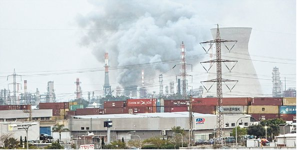             以色列一家炼油厂遇袭  新华社  发          