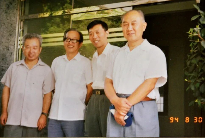 1994年，孙玉（左一）与三峡工程通信处同仁合影