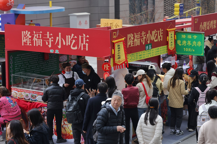 市民游客在隆福寺小吃店排队购买羊肉串。新京报记者 王贵彬 摄