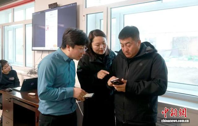 农户学习使用“佳家农”平台智慧种田。 陈刚 摄